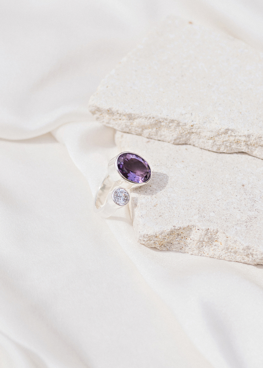 Кольцо «Дуо» с овальным аметистом и белым топазом