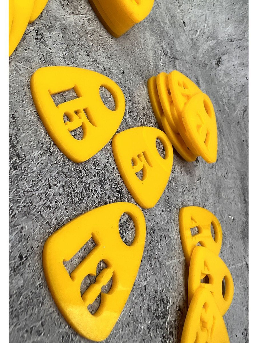 Номерки для гардероба прорезные акрил