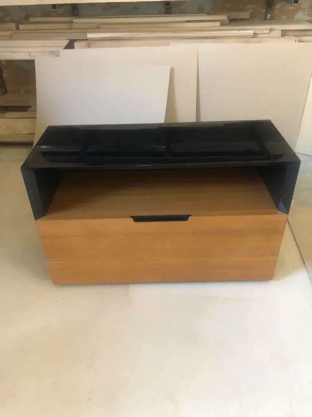 Тумба с деревянными ящиками