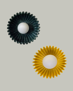 Керамические бра круглой формы в насыщенном тёмно-изумрудном и тёплом жёлтом цветах.