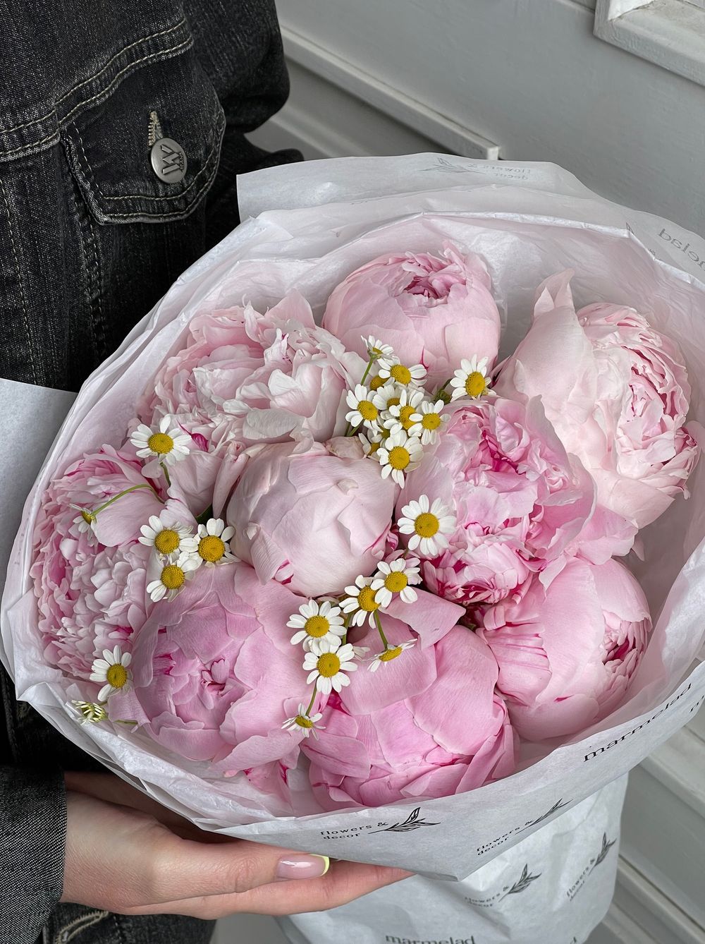 Букет 9шт розовых пионов с ромашками