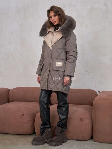 Стеганый пуховик в цвете капучино с капюшоном и мехом песца