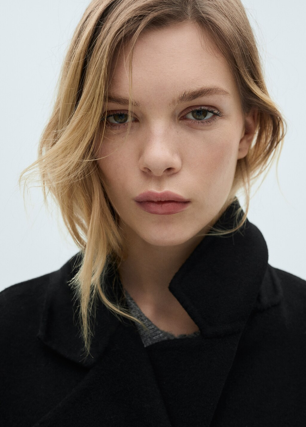 Объемное пальто из шерсти ручной работы