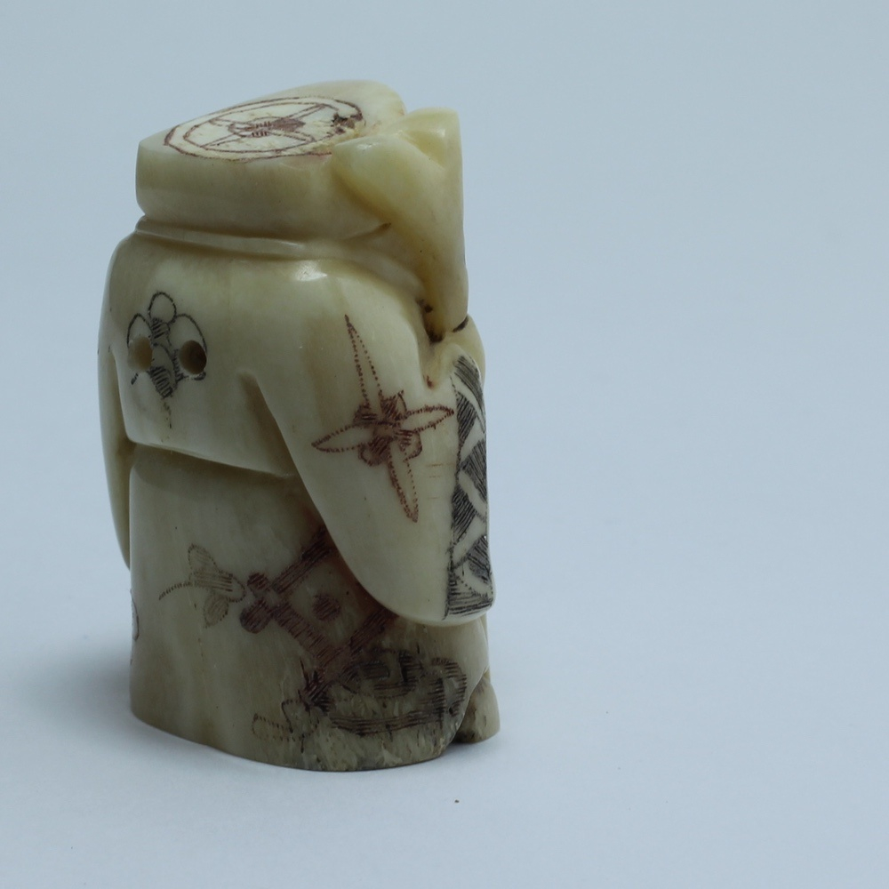 Нэцкэ Дзюродзин с посохом и меленьким мешочком в руке