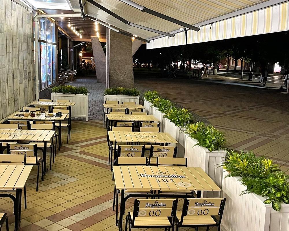 Озеленение дивайдеров искусственными растениями.