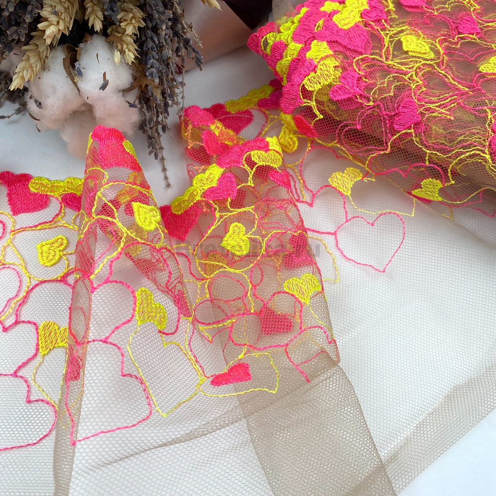 Вышивка на сетке сердечки бежевый/неоновый 20 см