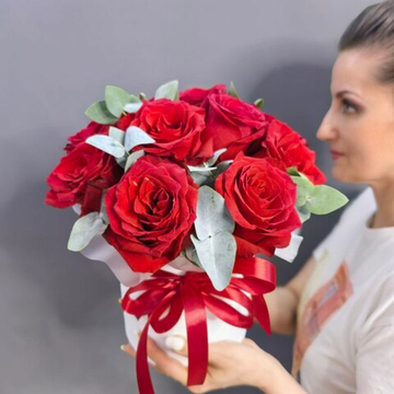 Композиция из 11 красных роз и эвкалипта