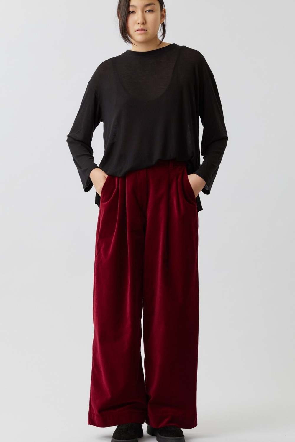 Брюки со складками из бордового бархата