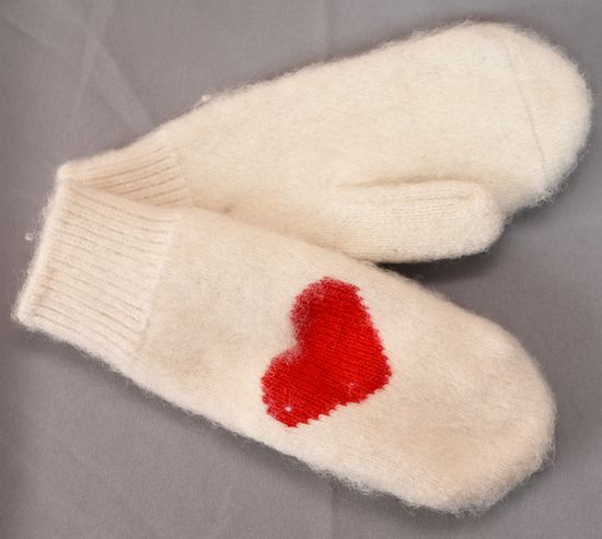 Варежки с сердечками белые