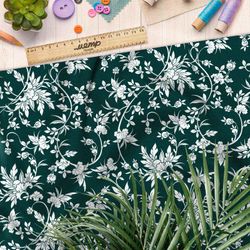 Ткань оксфорд 600 белая хохлома из цветов на зелёном фоне