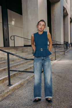 ZARA ТОП ИЗ ТКАНИ БУКЛЕ С БАСКОЙ И ПРЯЖКОЙ, ЯРКО-СИНИЙ