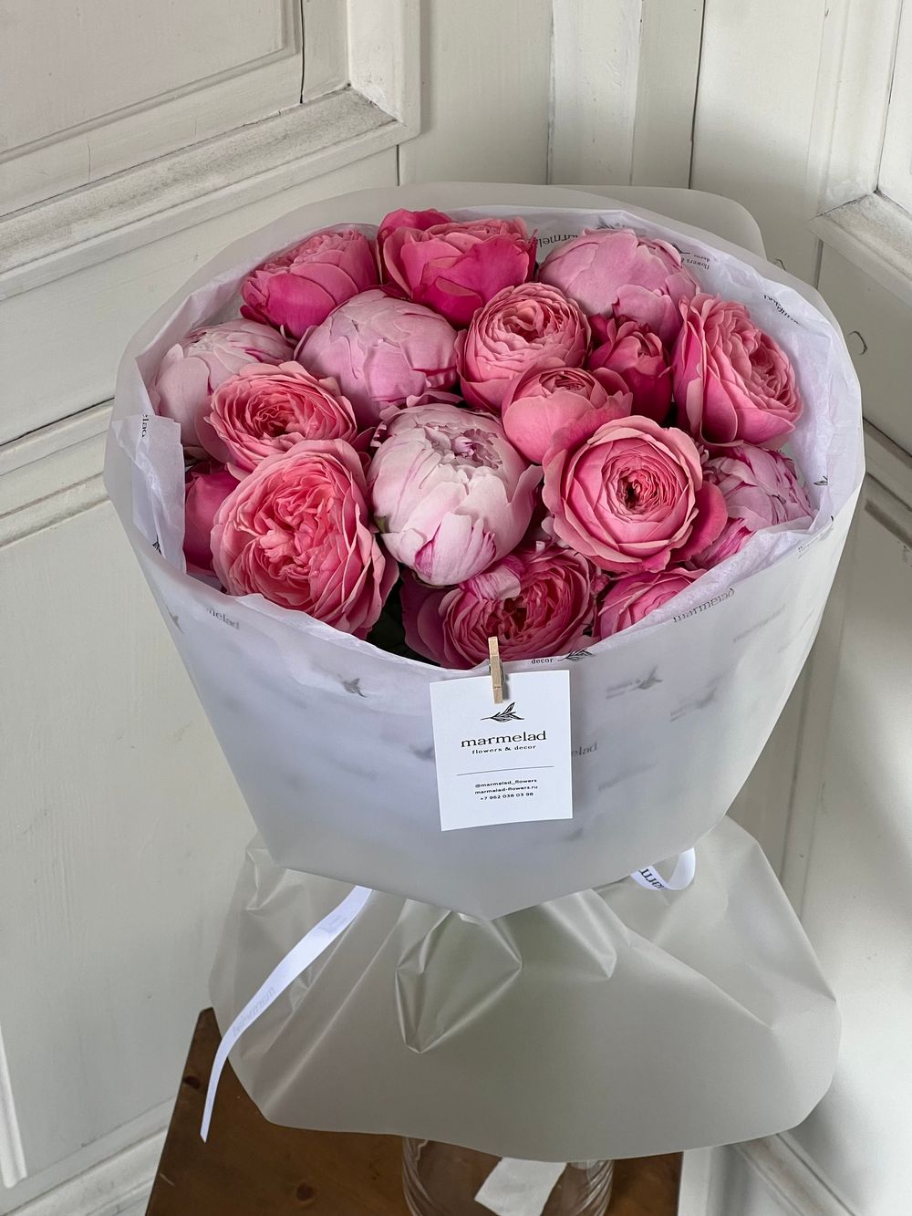 Букет из пионов и кустовой пионовидной розы