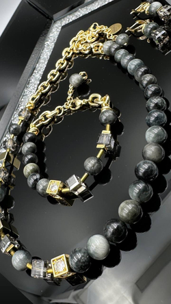 Браслет асимметричный с кошачим глазом и кубиками Swarovski, оттенок золото