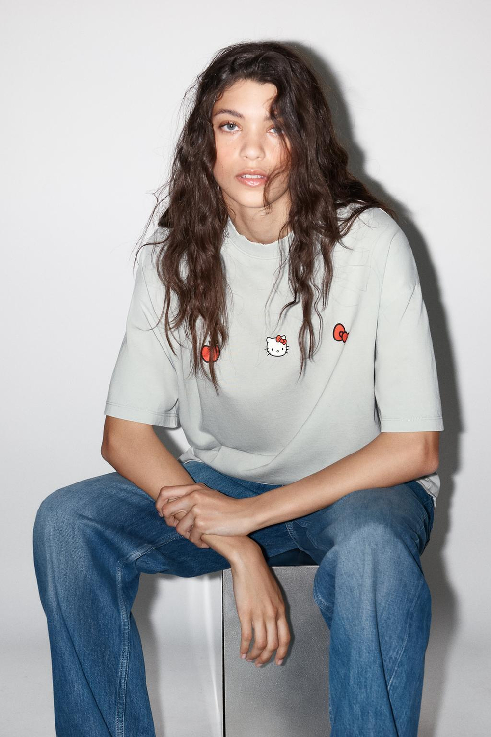 Футболка из ткани с эффектом потертости с принтом hello kitty © 2025 sanrio t-shirt