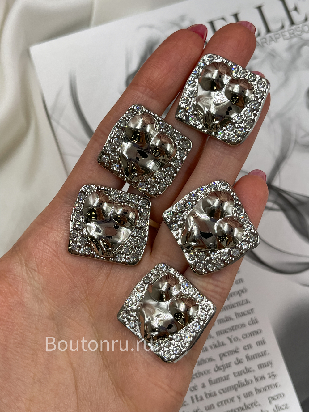 Пуговицы серебристые Скиапар. квадратные в стразах с рельефом тела