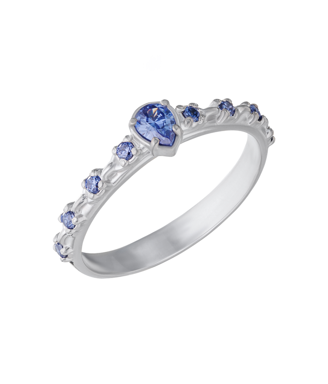 Кольцо из серебра со вставками из фианитов цвета танзанит