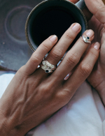 V-кольцо на фалангу с черным цирконом