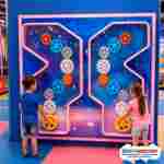 Интерактивная игровая стена «Шестерёнки вселенной», 2,44×0,5×2,44 м