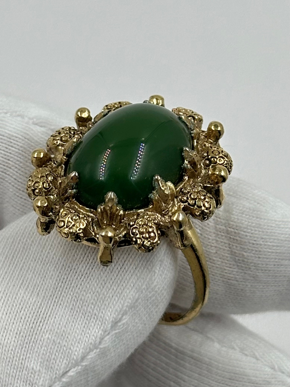 Кольцо с зелёным кабошоном