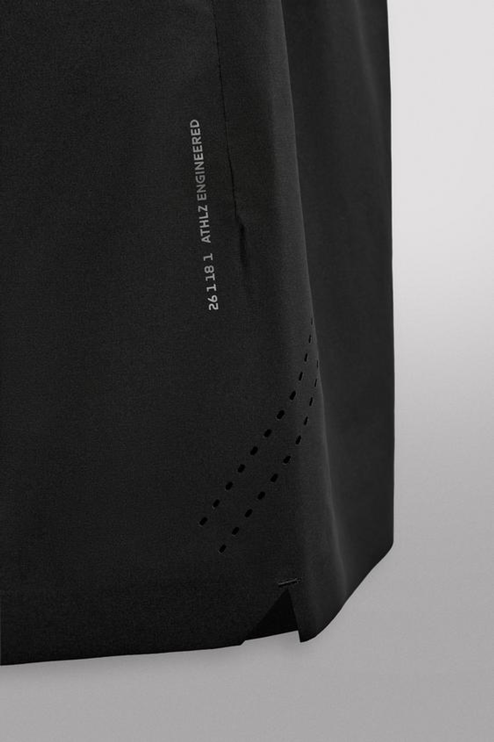 ZARA ПЕРФОРИРОВАННЫЕ ШОРТЫ 9”, ЧЕРНЫЙ