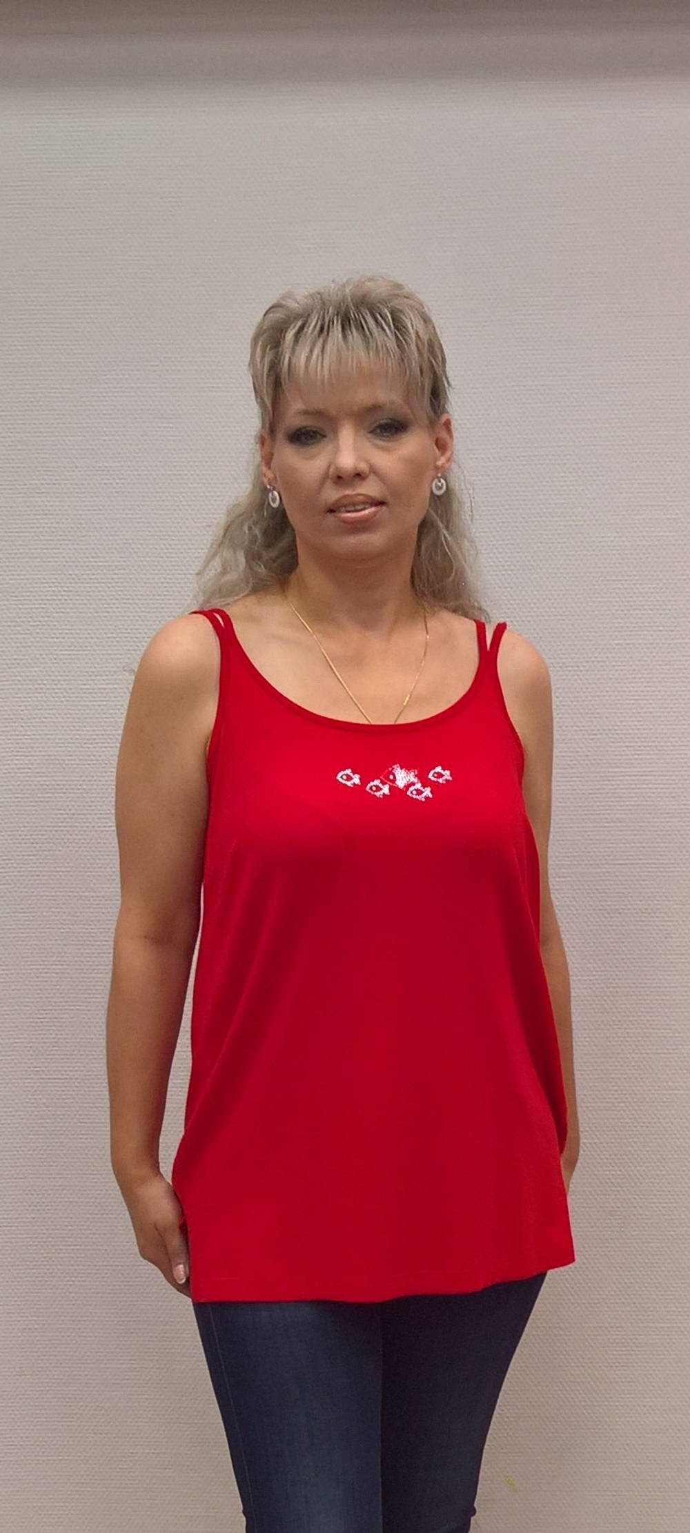 Удлиненный красный топ-майка со стразовыми рыбками