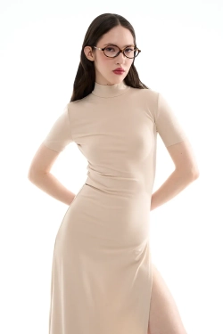 Облегающее платье с разрезом