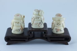 Сет нэцкэ 3 бога Дзюродзин, Фукурокудзю и Бисямонтен на подставке