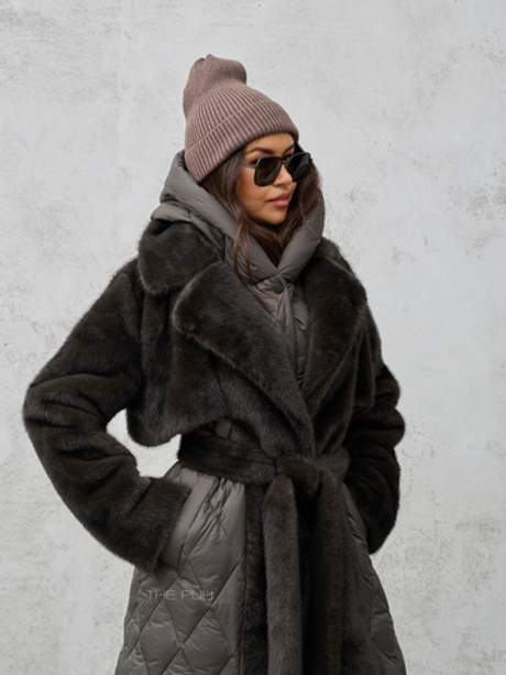 Комбинированный пуховик цвета хаки с капюшоном и поясом