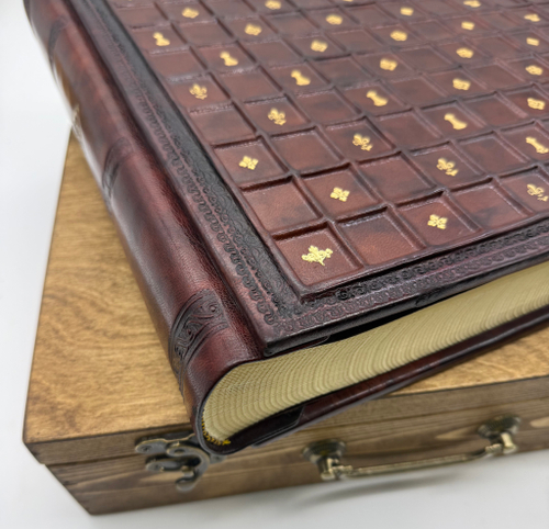 Фотоальбом из кожи "Медичи" в кейсе с барельефом