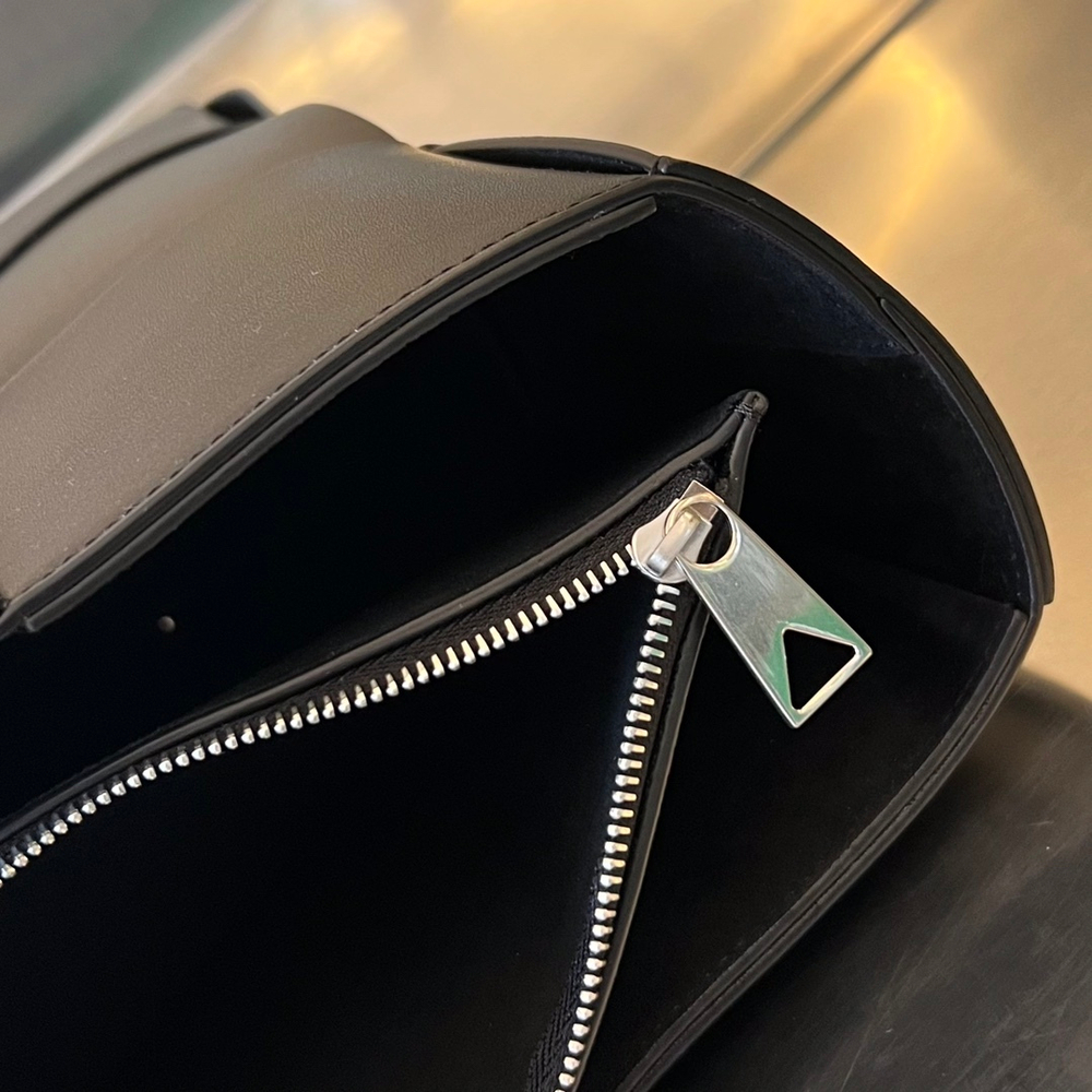 Bottega Veneta Medium Arco Tote Bag 37 cm