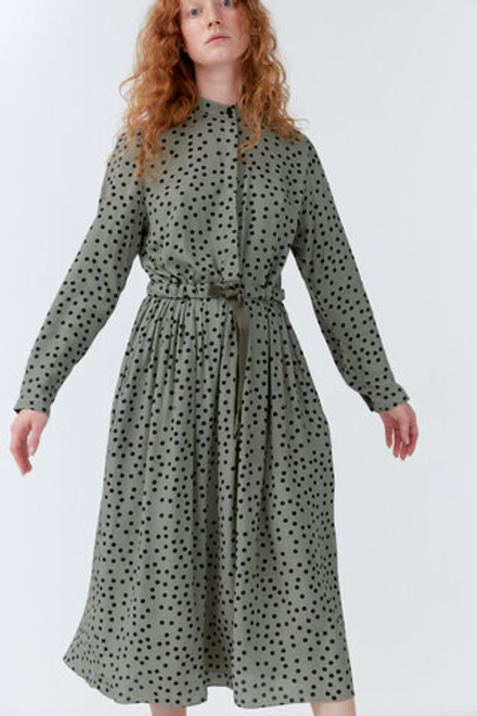 Платье на пуговицах с кулиской серо-зеленого цвета в горошек