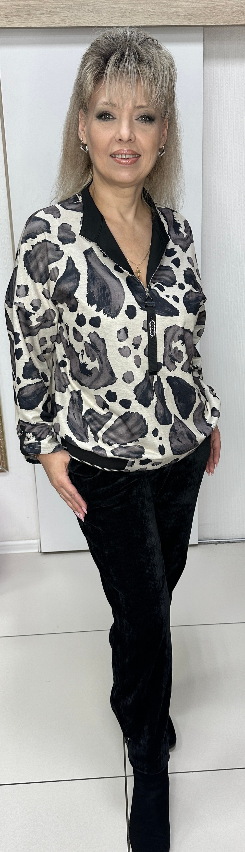 Блузон-поло с бежево-серыми мазками