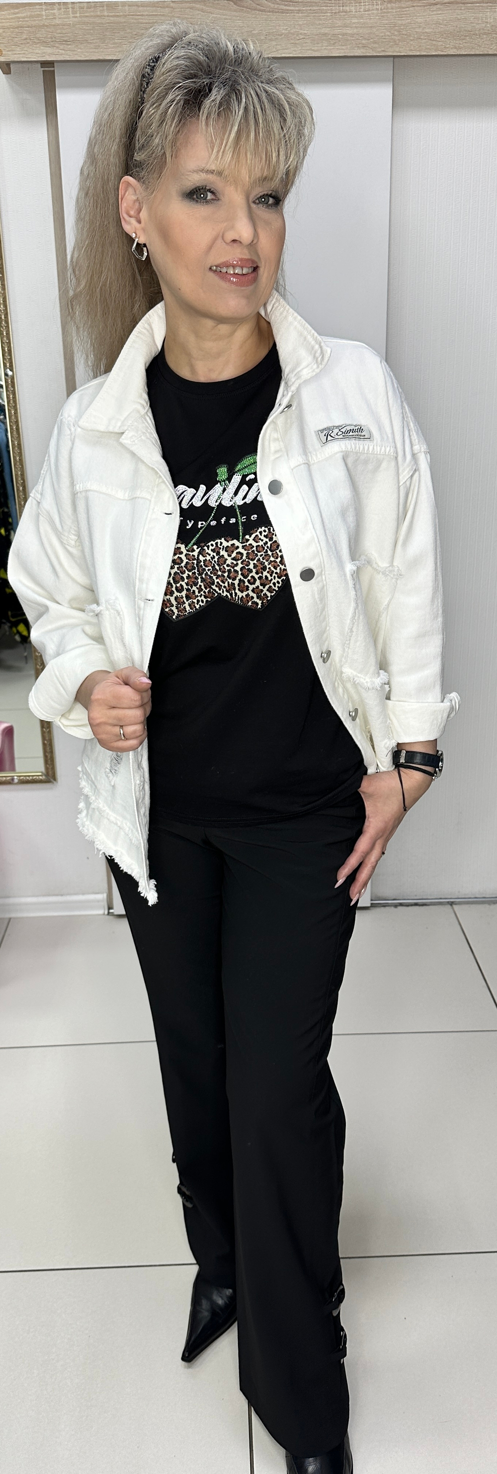 Белый джинсовый бомбер-жакет с рванкой