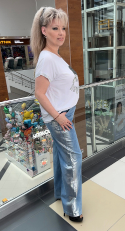 Синие джинсы-палаццо с блестящими лампасами