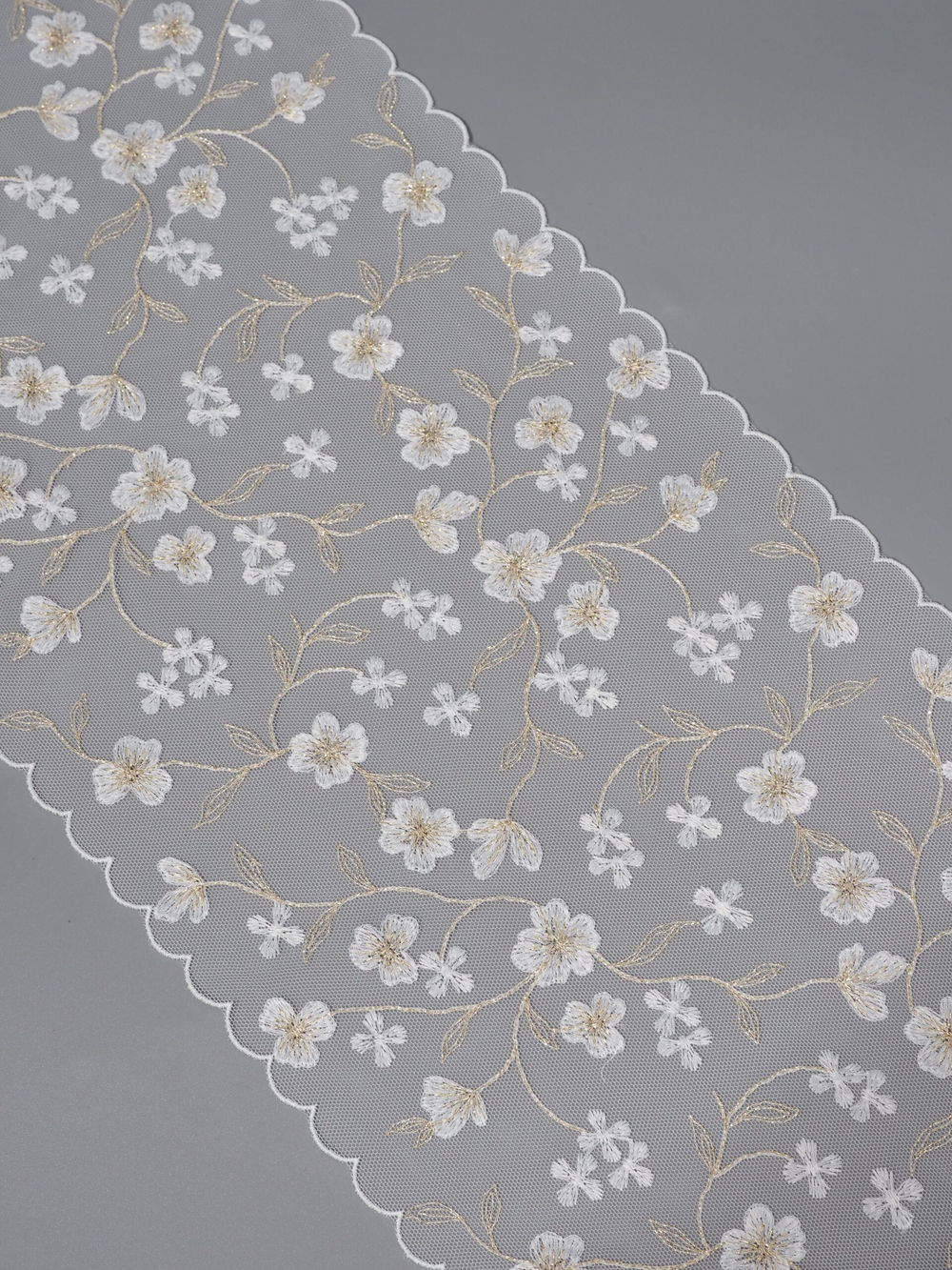 Вышивка на сетке теплая белая с золотым люрексом неэластичная ширина 20 см