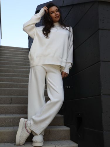 Белый трикотажный костюм из шерсти и вискозы