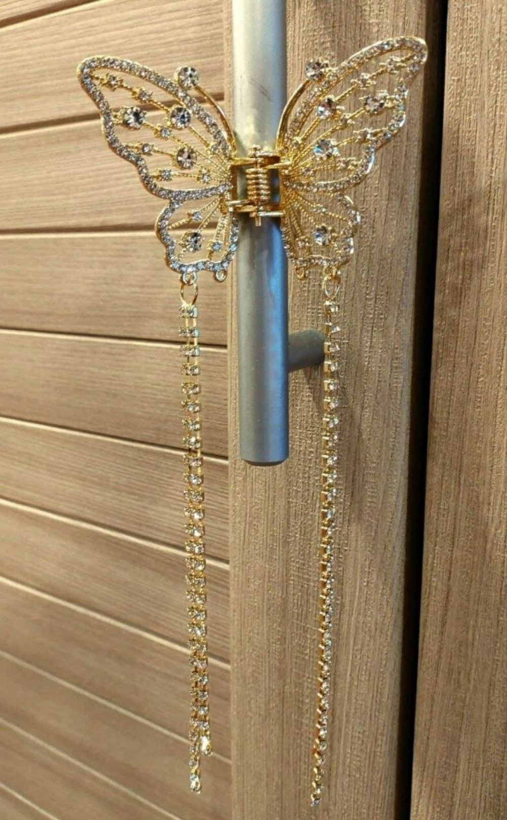 Блестящий краб заколка бабочка для волос. Универсальная.Металлическая. Модерн с  кисточками из страз. Цвет Золото