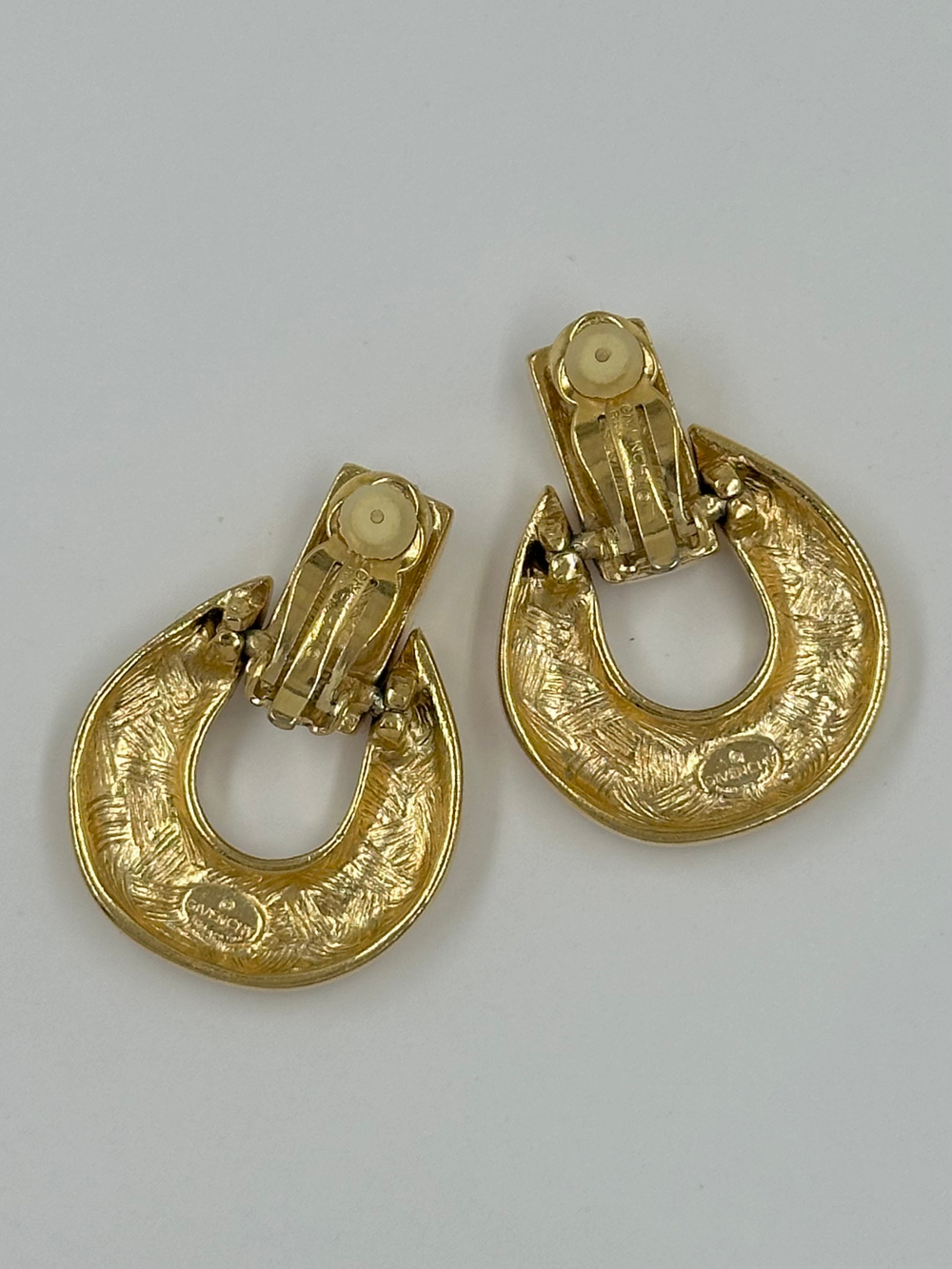 Клипсы с кремовой эмалью Givenchy