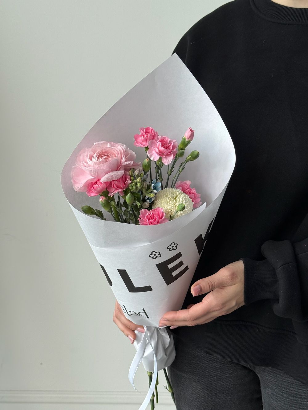 Кулек сборный из кустовых диантусов, ранункулюса, оксипеталума и хризантемы