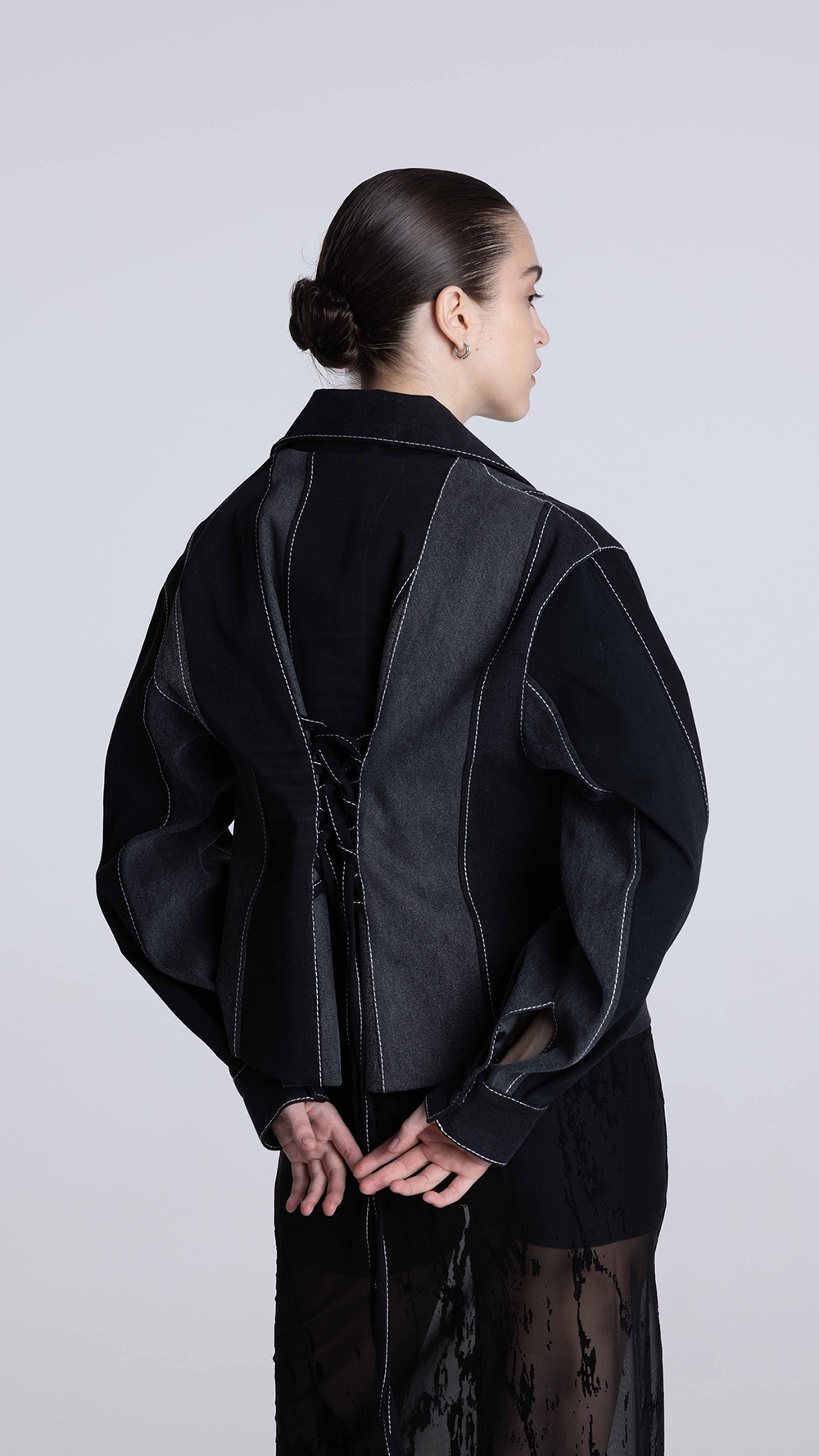 Джинсовая куртка со шнуровкой на спине, чёрная