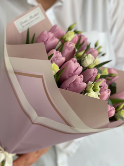 Нежно-сиреневые тюльпаны и лизиантус в элегантном оформлении от Флора Маркет