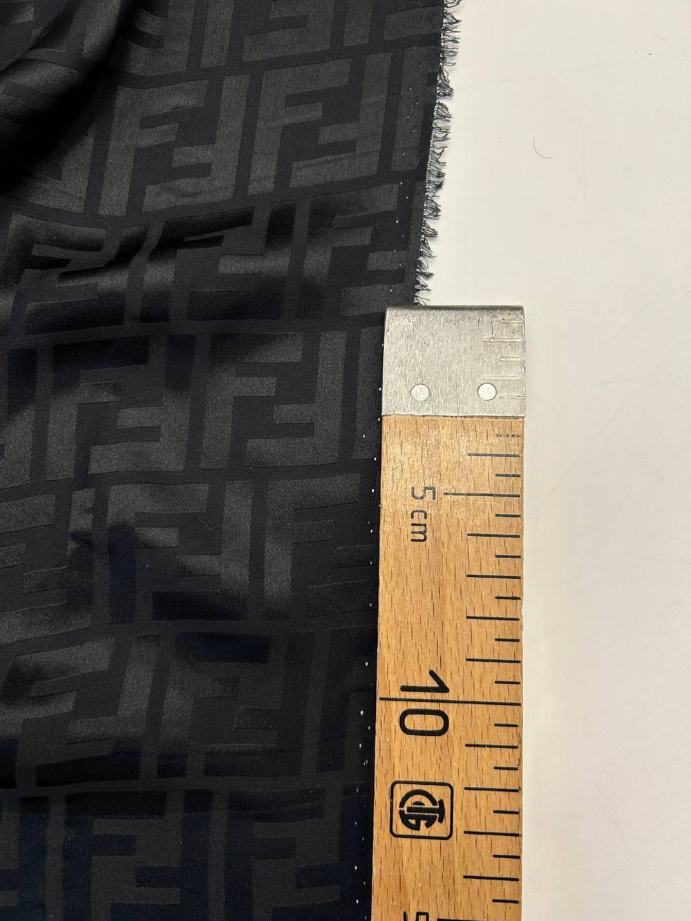 Шелк Fendi черный с дизайнерским лого