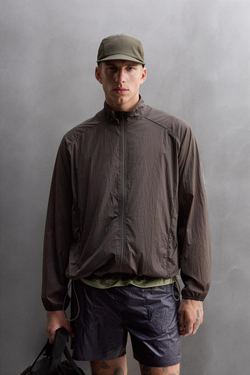 ZARA ЛЕГКАЯ КУРТКА ИЗ ВЫСОКОТЕХНОЛОГИЧНОЙ ТКАНИ, КОРИЧНЕВЫЙ