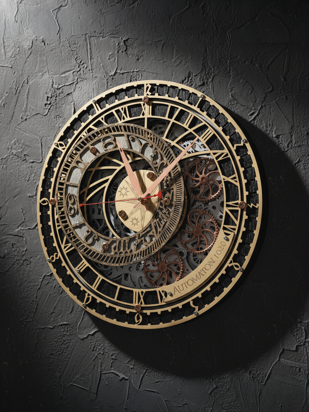 Настенные часы WOODandROOT Automaton Prague на бетонной стене с подсветкой, чёрно-золотой корпус и латунные шестерёнки