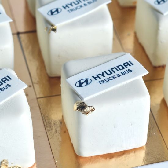 Пирожное кубик с логотипом компании