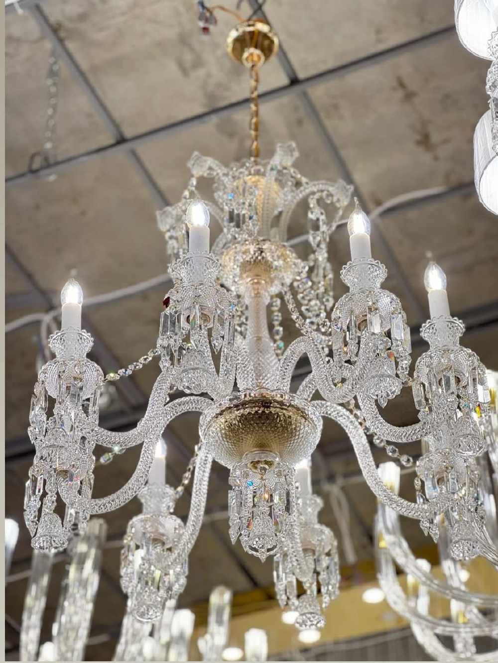 Изысканная классическая хрустальная люстра с многоярусной конструкцией.