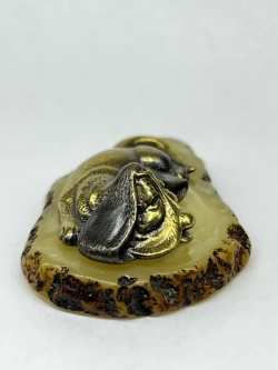 Бронзовая статуэтка на янтаре