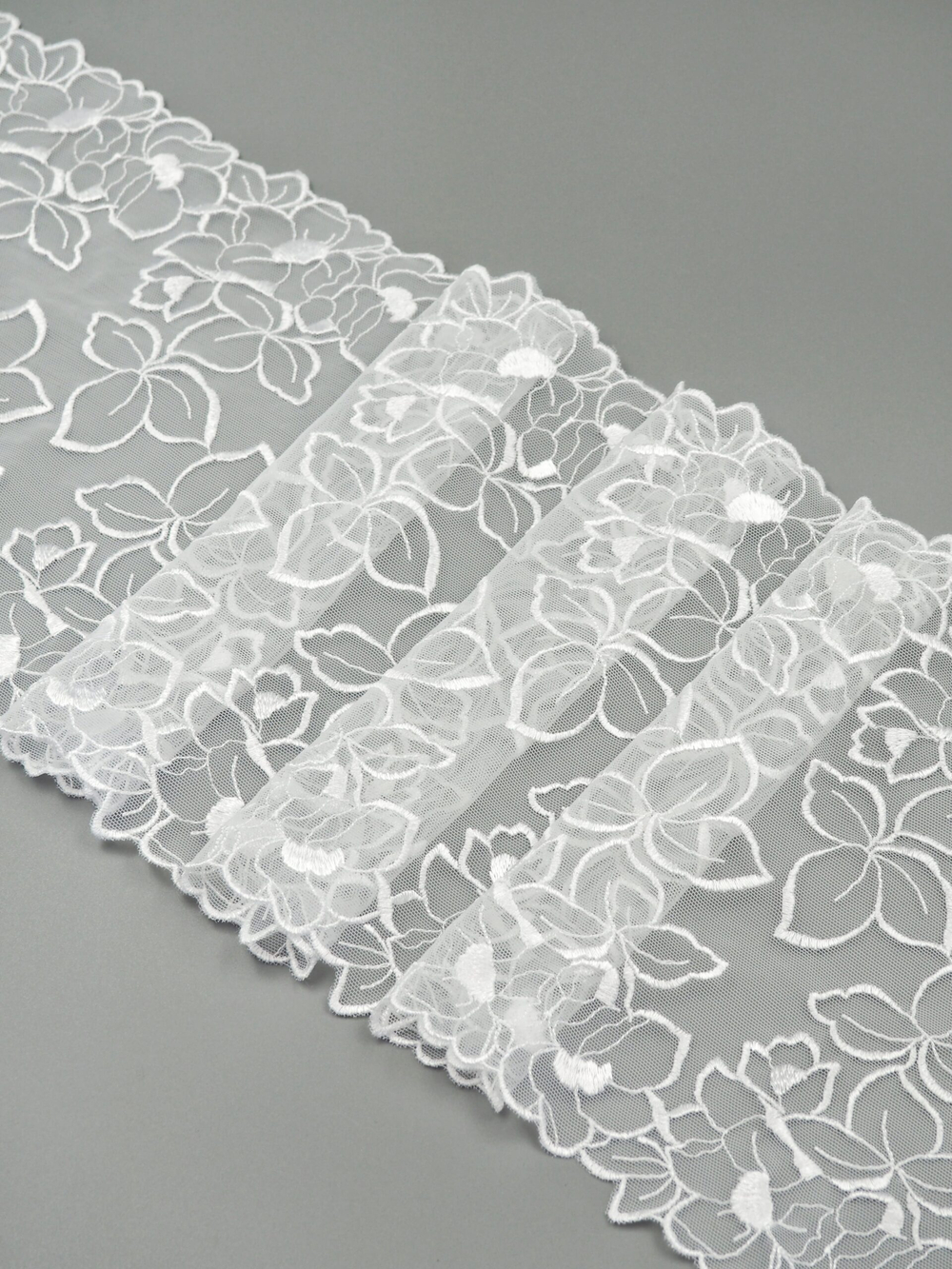 Вышивка на сетке жемчужно-белая эластичная ширина 18,5 см