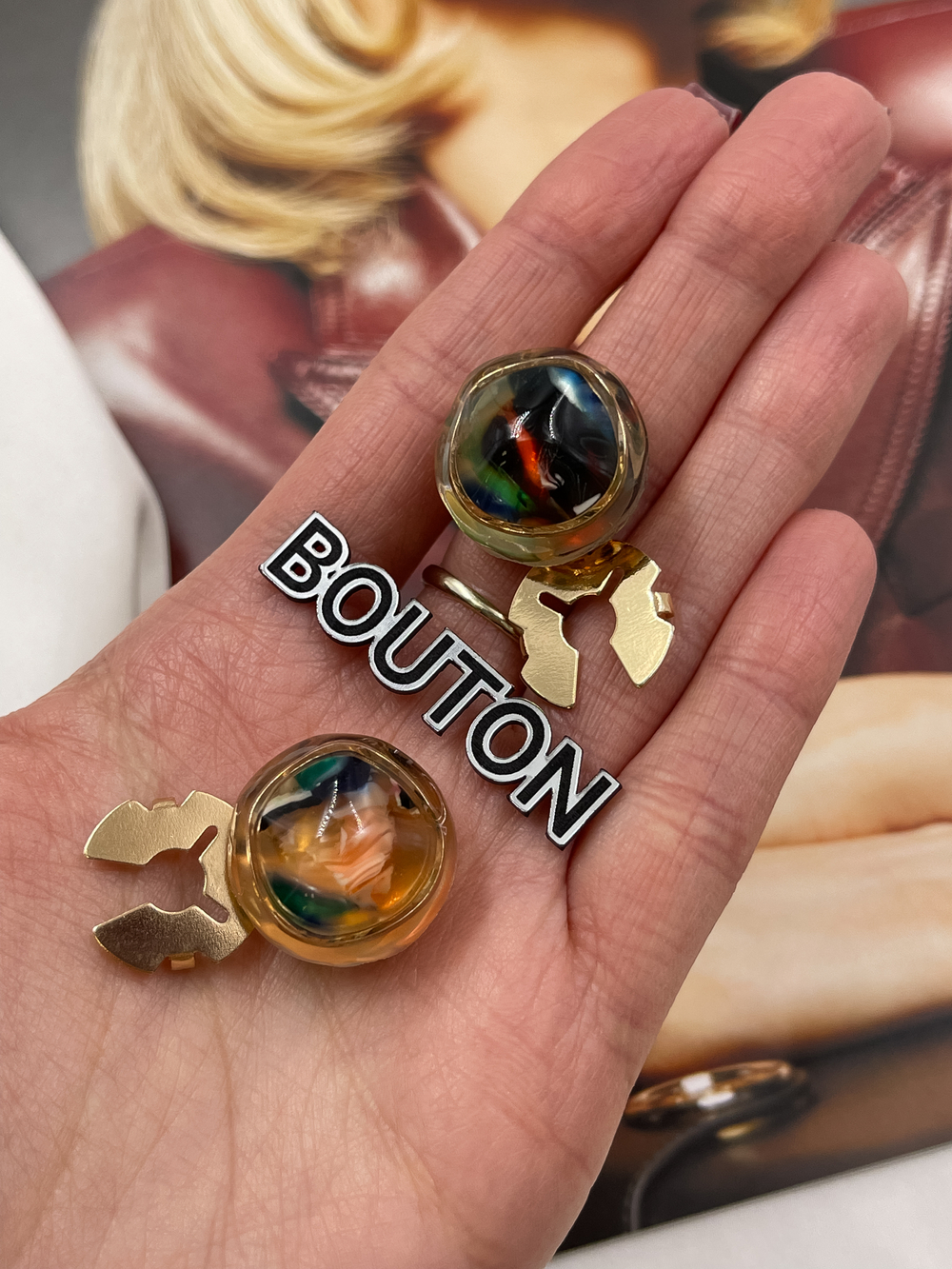 Накладка золотистая с зеленым, коричневым, синим камнем (разноцветная)