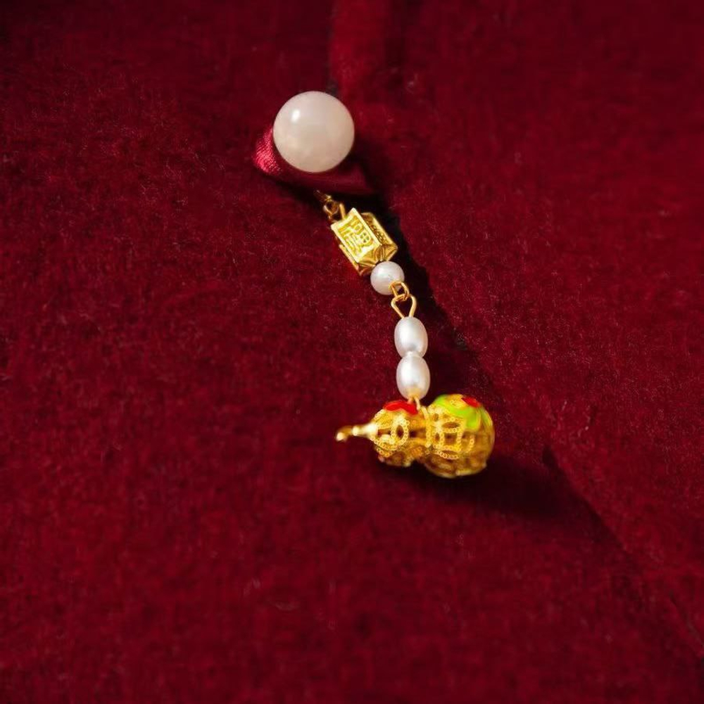 Женский жилет красного цвета